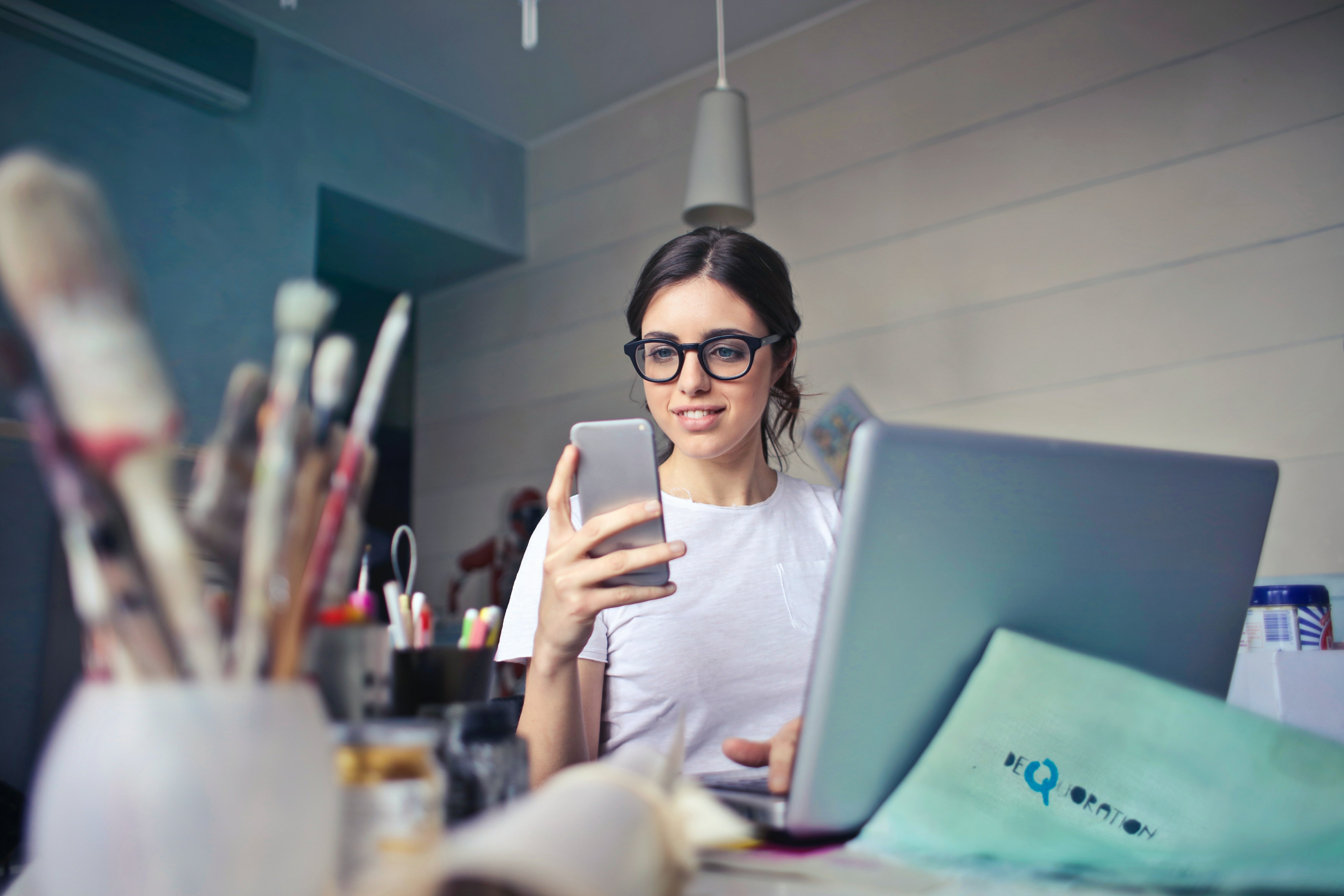 Frauen werden auf Karriereseiten von Dax-Konzernen seltener als Chefin dargestellt.